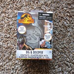Jurassic World Dominion Dig & Discover Plaster Rock with Surprise Dinosaur Model